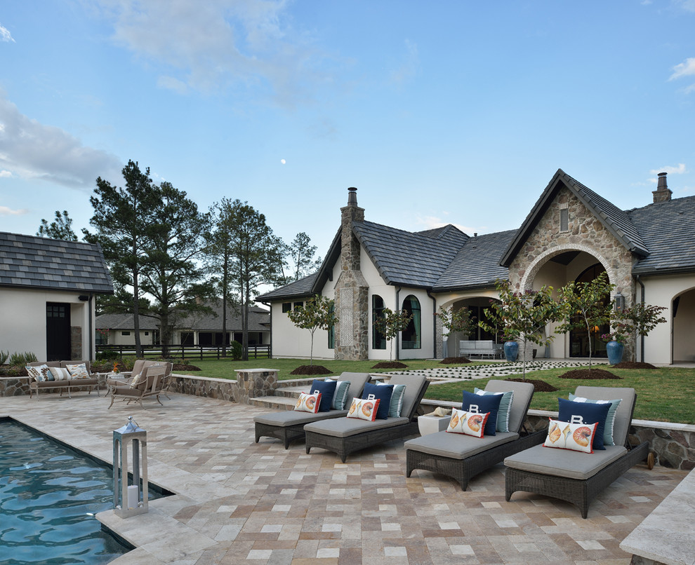 Geräumiger Eklektischer Pool hinter dem Haus in individueller Form mit Natursteinplatten in Houston