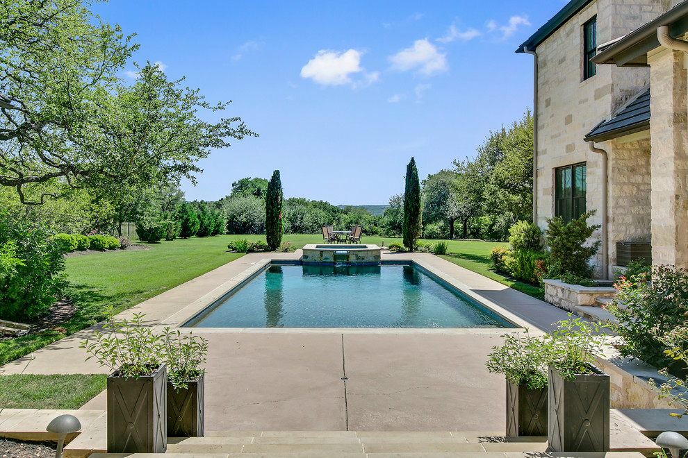 Imagen de piscinas y jacuzzis clásicos grandes rectangulares en patio trasero con losas de hormigón