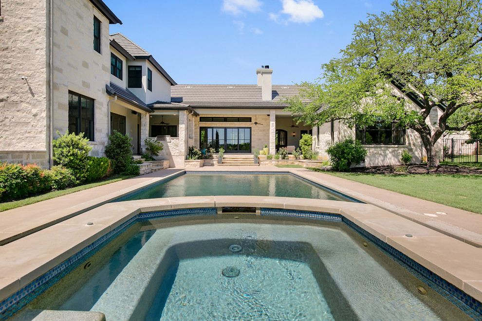 Großer Klassischer Pool hinter dem Haus in rechteckiger Form mit Betonplatten in Austin