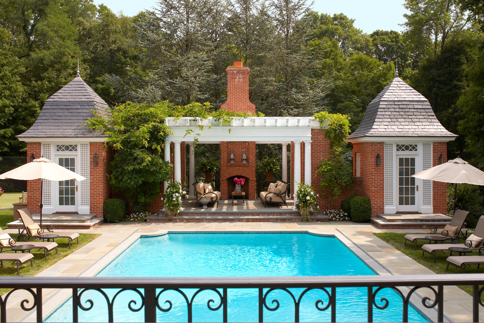 Пример оригинального дизайна: спортивный, прямоугольный бассейн на заднем дворе в классическом стиле с покрытием из каменной брусчатки