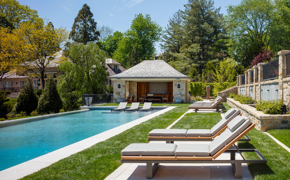 Стильный дизайн: спортивный, прямоугольный бассейн на заднем дворе в классическом стиле с домиком у бассейна и покрытием из плитки - последний тренд