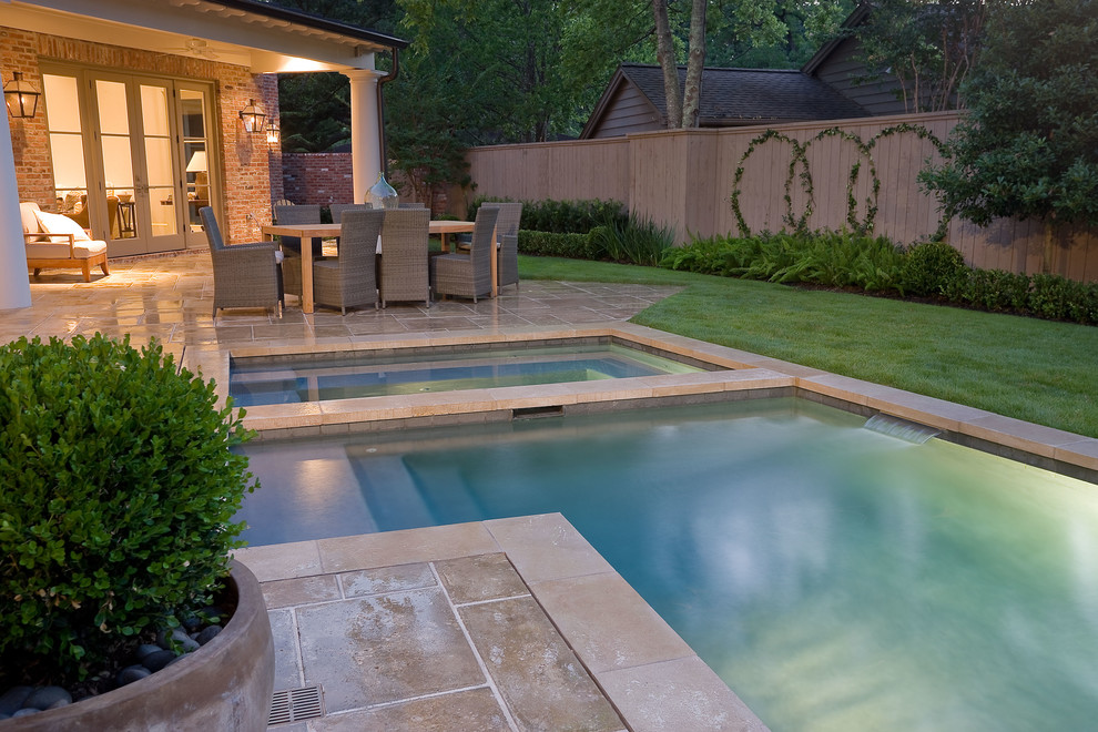 Diseño de piscinas y jacuzzis alargados clásicos pequeños en forma de L en patio trasero con adoquines de hormigón