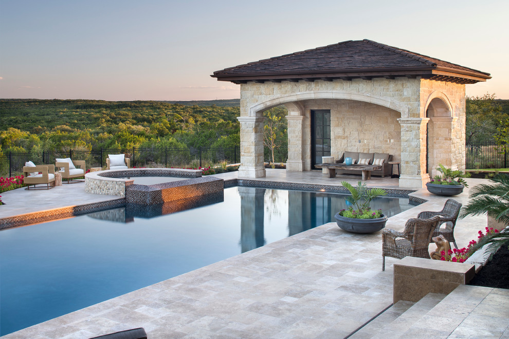 Идея дизайна: огромный прямоугольный бассейн на заднем дворе в средиземноморском стиле с домиком у бассейна и покрытием из плитки