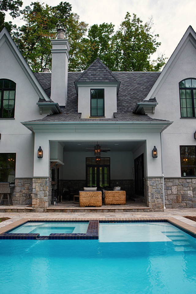 Großer Klassischer Pool hinter dem Haus in individueller Form mit Natursteinplatten in New York
