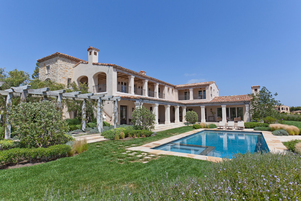 Inspiration pour une piscine méditerranéenne rectangle avec des pavés en pierre naturelle.