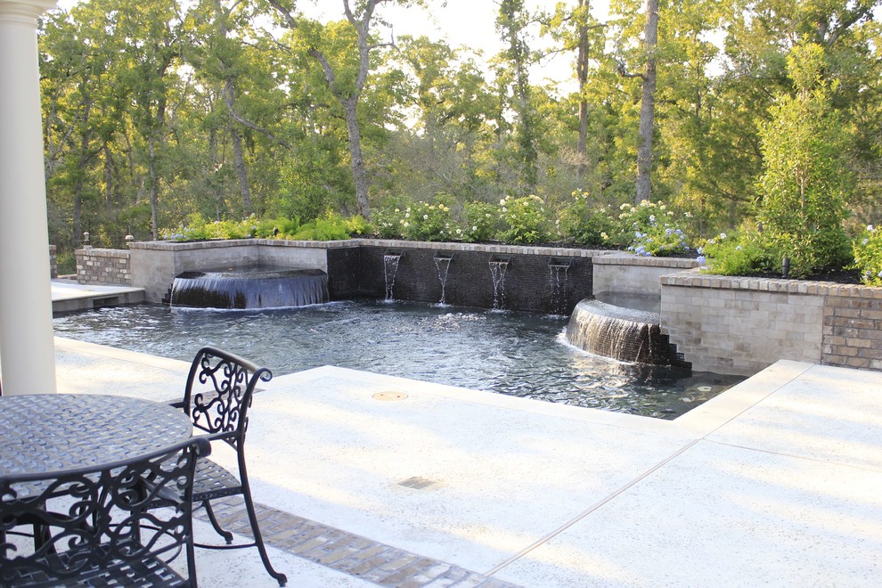 Diseño de piscina con fuente clásica en patio trasero