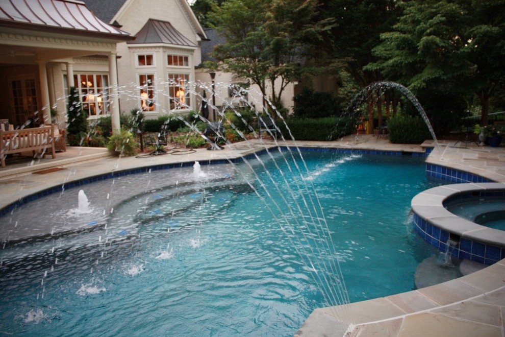 Foto de piscina natural tradicional de tamaño medio a medida en patio trasero con losas de hormigón