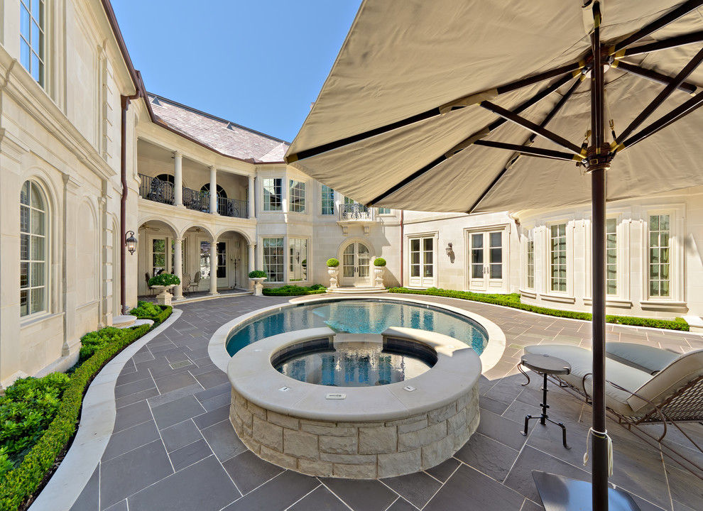 Imagen de piscina tradicional redondeada en patio