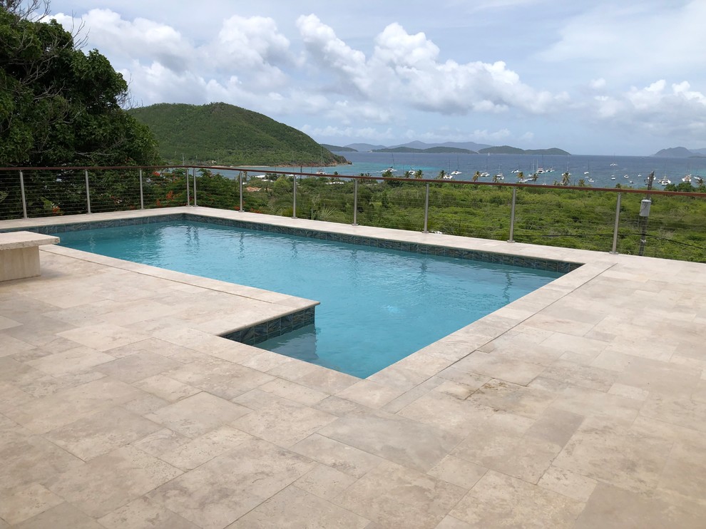 Aménagement d'une piscine sur toit bord de mer de taille moyenne.