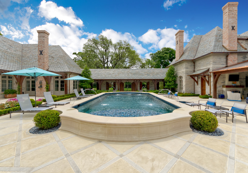 Idee per una piscina classica in cortile con fontane