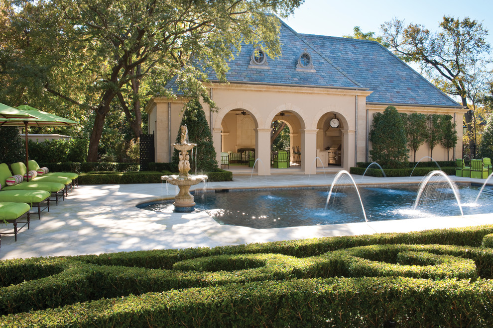 Пример оригинального дизайна: бассейн среднего размера в классическом стиле с фонтаном