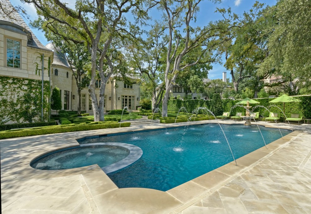 This is an example of a classic rectangular swimming pool in Dallas with a water feature.