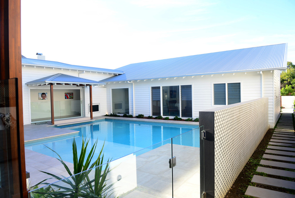 Idee per una piscina stile marinaro personalizzata di medie dimensioni e in cortile con una dépendance a bordo piscina e pavimentazioni in pietra naturale