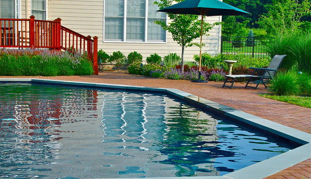 Immagine di una piscina tradizionale personalizzata di medie dimensioni e nel cortile laterale con pavimentazioni in mattoni
