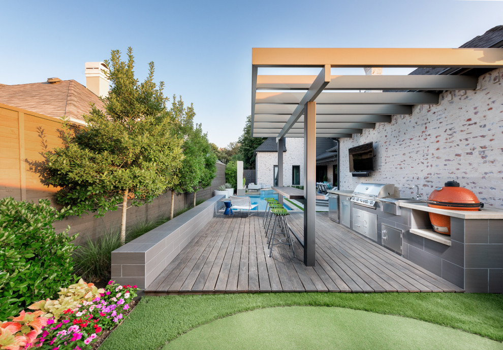 Diseño de piscina moderna de tamaño medio en forma de L en patio trasero con losas de hormigón