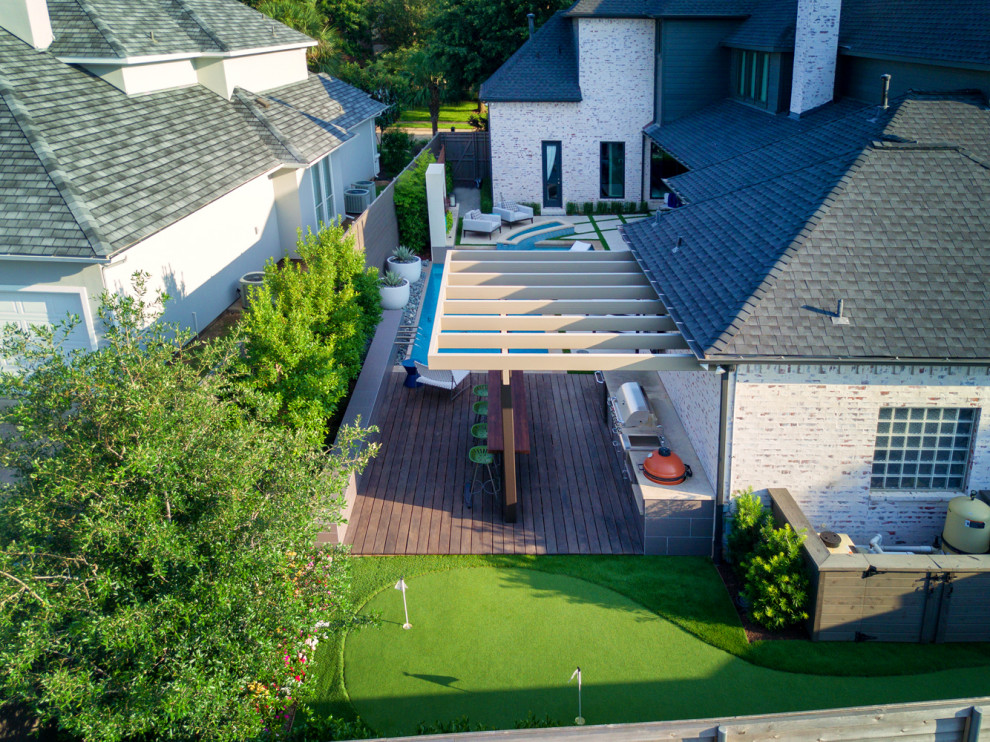 Mittelgroßer Moderner Pool hinter dem Haus in L-Form mit Betonplatten in Dallas