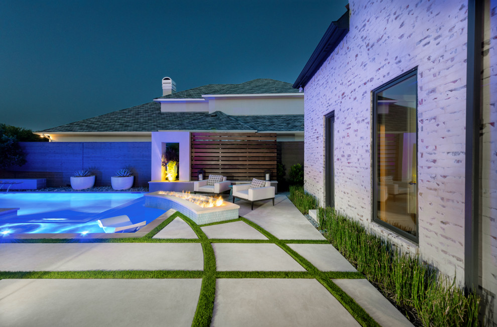 Источник вдохновения для домашнего уюта: угловой бассейн среднего размера на заднем дворе в стиле модернизм с покрытием из бетонных плит