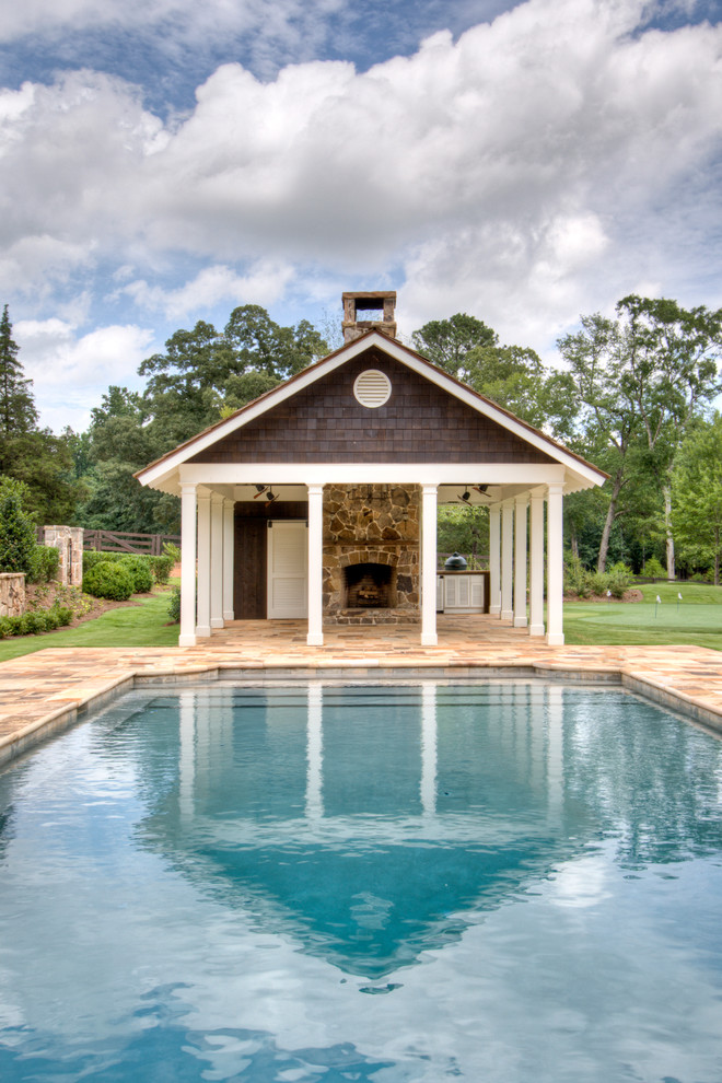 На фото: прямоугольный бассейн в стиле кантри с домиком у бассейна