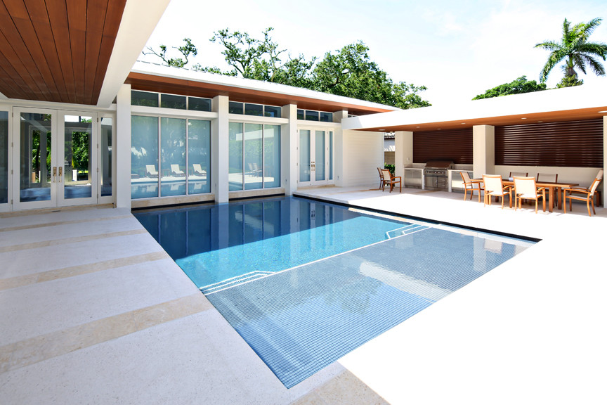 Modelo de piscina infinita contemporánea rectangular en patio