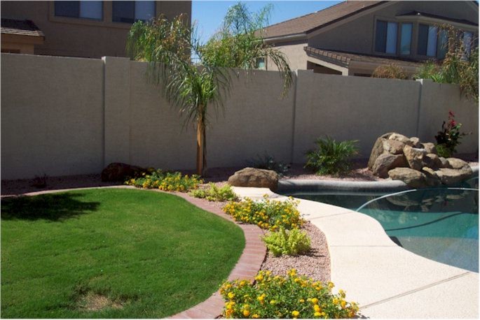 Esempio di una piscina monocorsia chic rettangolare di medie dimensioni e dietro casa con una dépendance a bordo piscina e pavimentazioni in pietra naturale