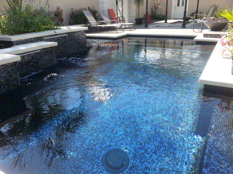 Modernes Pool im Vorgarten in individueller Form mit Stempelbeton in Austin