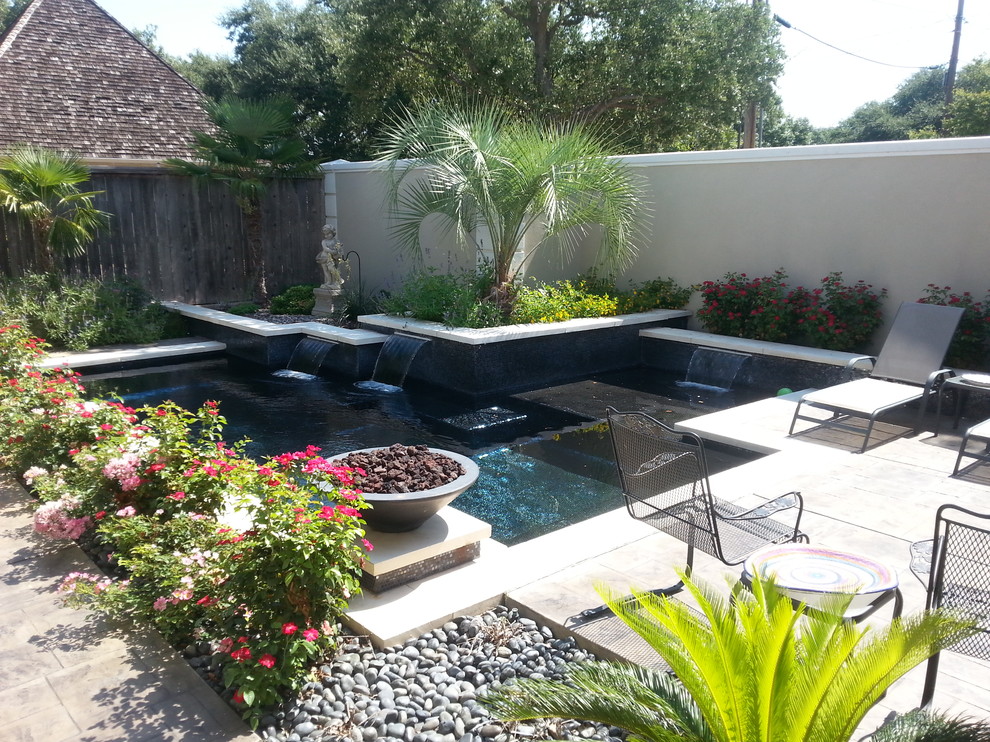 Foto på en funkis pool framför huset, med stämplad betong