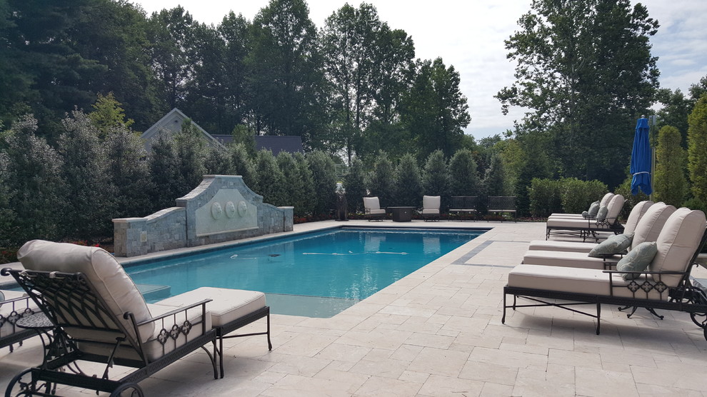 Großer Moderner Pool hinter dem Haus in rechteckiger Form mit Natursteinplatten in Washington, D.C.
