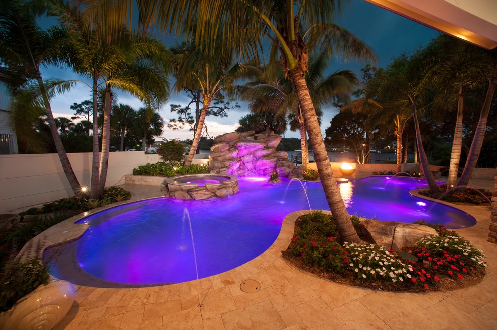 Esempio di una piscina tropicale