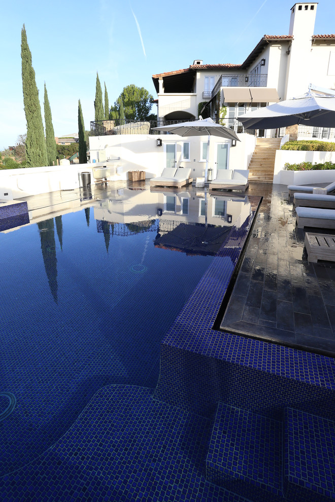 Moderner Infinity-Pool in rechteckiger Form in Los Angeles
