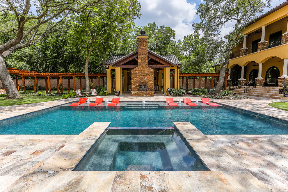 Foto de piscinas y jacuzzis alargados tradicionales renovados grandes rectangulares en patio trasero con suelo de baldosas