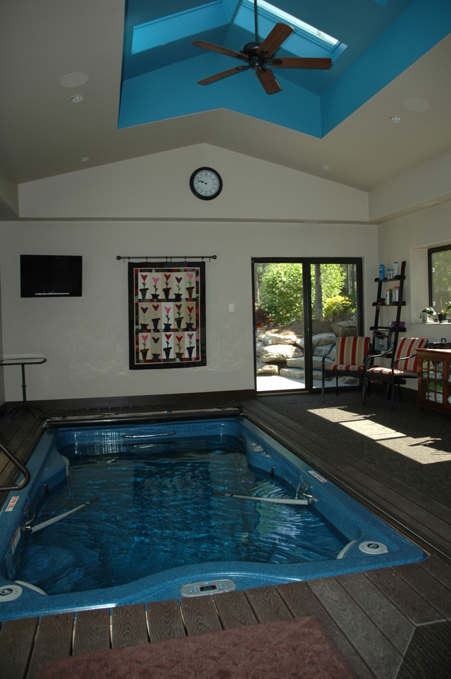 Idee per una piscina coperta tradizionale rettangolare di medie dimensioni con una vasca idromassaggio