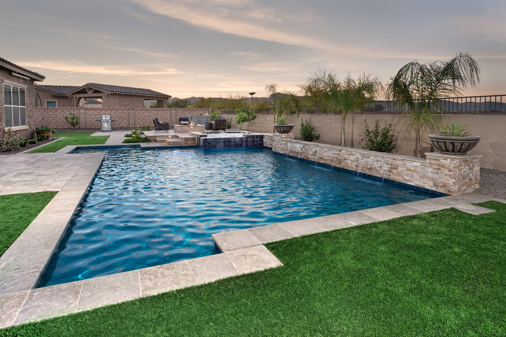 Идея дизайна: большой бассейн произвольной формы на заднем дворе в современном стиле с джакузи и покрытием из каменной брусчатки