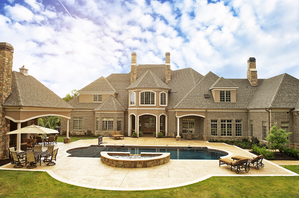 Imagen de piscinas y jacuzzis alargados clásicos extra grandes rectangulares en patio con losas de hormigón