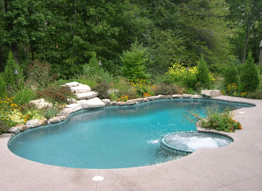 Cette photo montre une piscine naturelle et arrière en forme de haricot de taille moyenne avec un bain bouillonnant et du gravier.