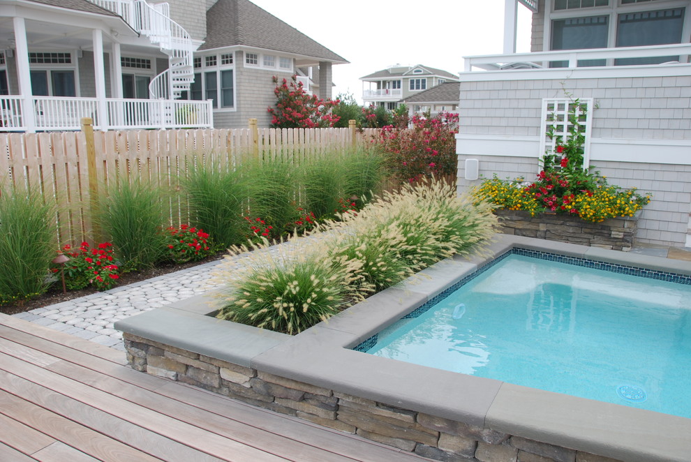 Источник вдохновения для домашнего уюта: прямоугольный бассейн на заднем дворе в морском стиле с покрытием из каменной брусчатки