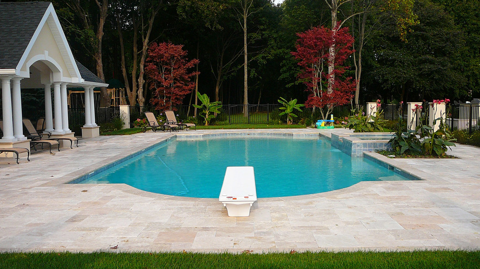 Идея дизайна: большой спортивный, прямоугольный бассейн на заднем дворе в средиземноморском стиле с джакузи и покрытием из плитки