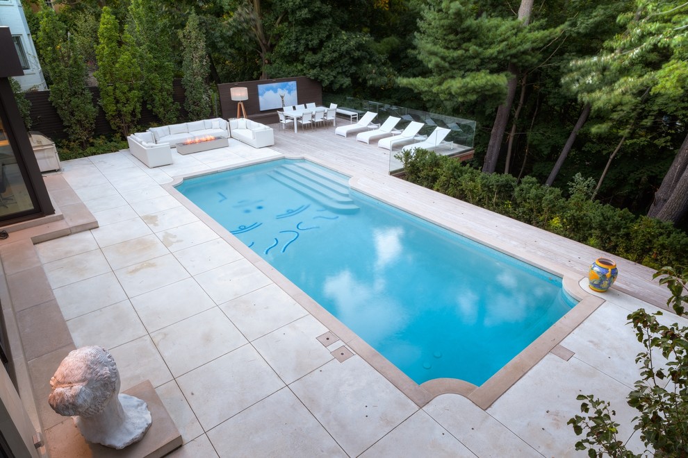 Свежая идея для дизайна: спортивный, прямоугольный бассейн среднего размера на заднем дворе в стиле модернизм с покрытием из декоративного бетона - отличное фото интерьера