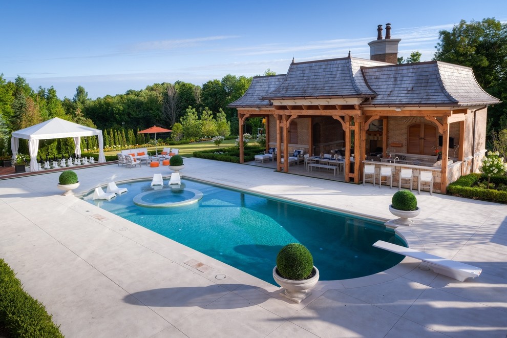 Foto de casa de la piscina y piscina contemporánea extra grande a medida en patio trasero con suelo de hormigón estampado