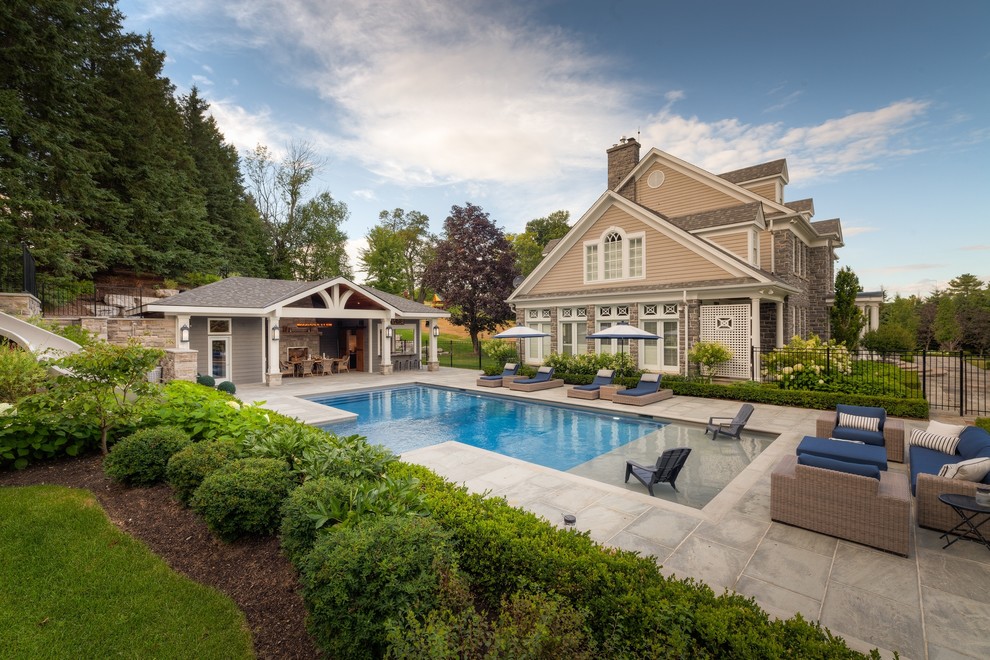 Großes Klassisches Poolhaus neben dem Haus in rechteckiger Form mit Natursteinplatten in Toronto