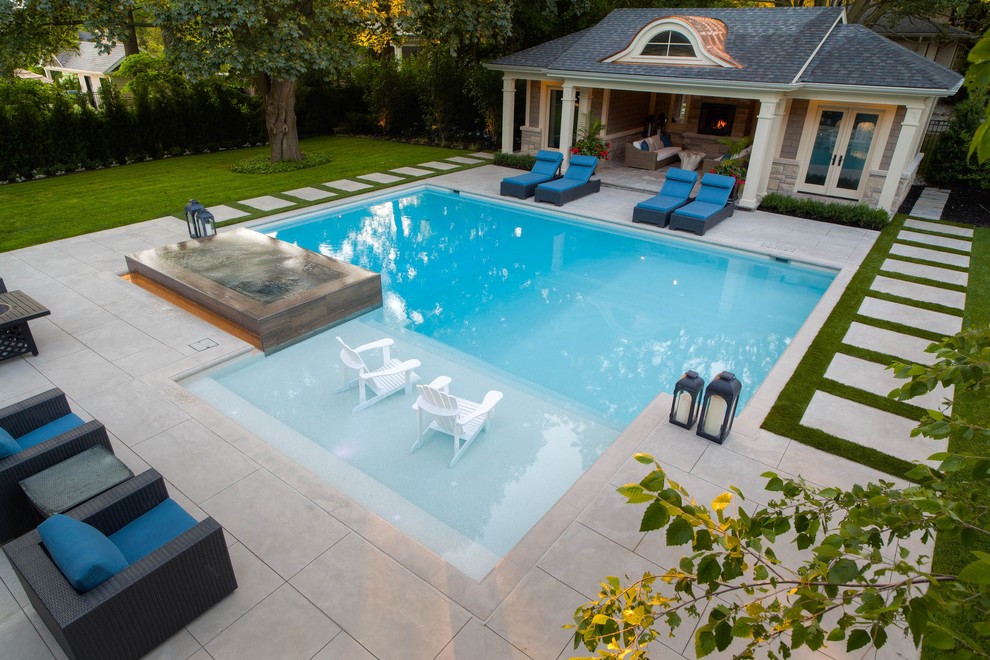 На фото: спортивный, прямоугольный бассейн среднего размера на боковом дворе в современном стиле с домиком у бассейна и покрытием из бетонных плит
