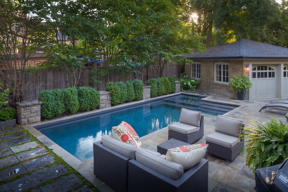 Пример оригинального дизайна: маленький прямоугольный бассейн на заднем дворе в современном стиле с джакузи и покрытием из каменной брусчатки для на участке и в саду