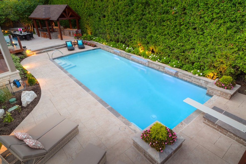 Foto di una grande piscina monocorsia minimal rettangolare dietro casa con una dépendance a bordo piscina e cemento stampato