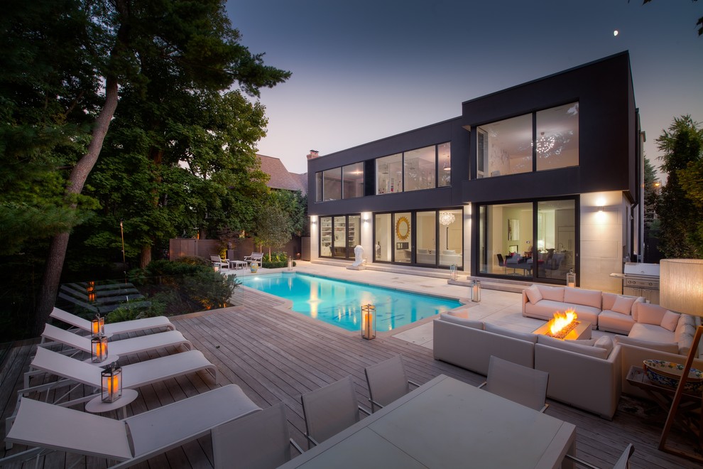 Esempio di una piscina monocorsia minimal rettangolare di medie dimensioni e dietro casa con cemento stampato