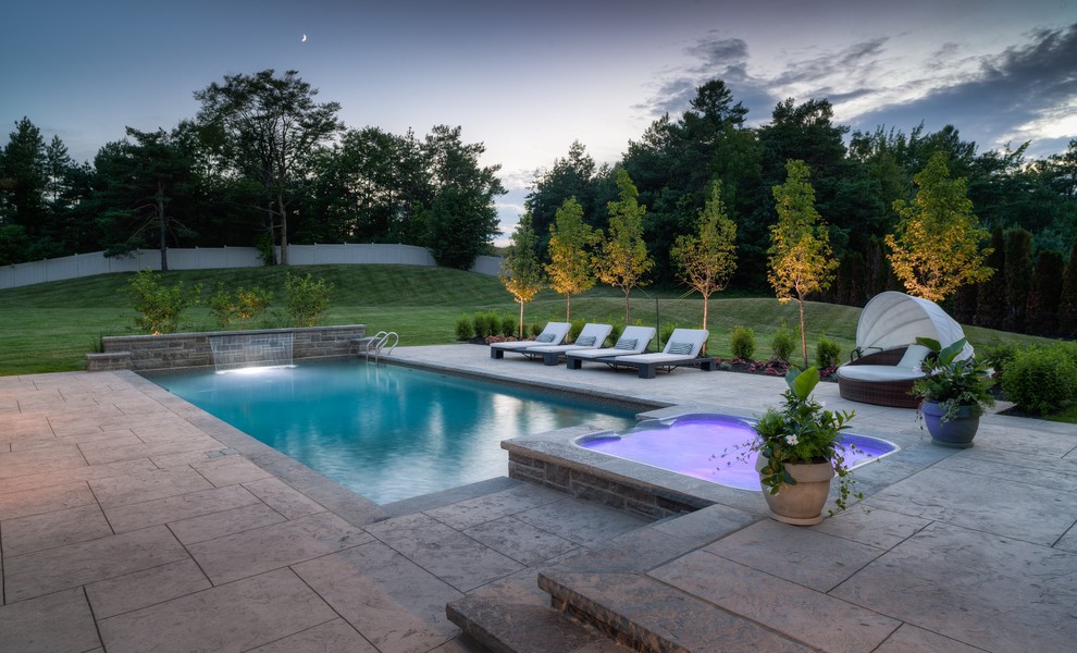 Foto de casa de la piscina y piscina alargada actual de tamaño medio rectangular en patio trasero con suelo de hormigón estampado