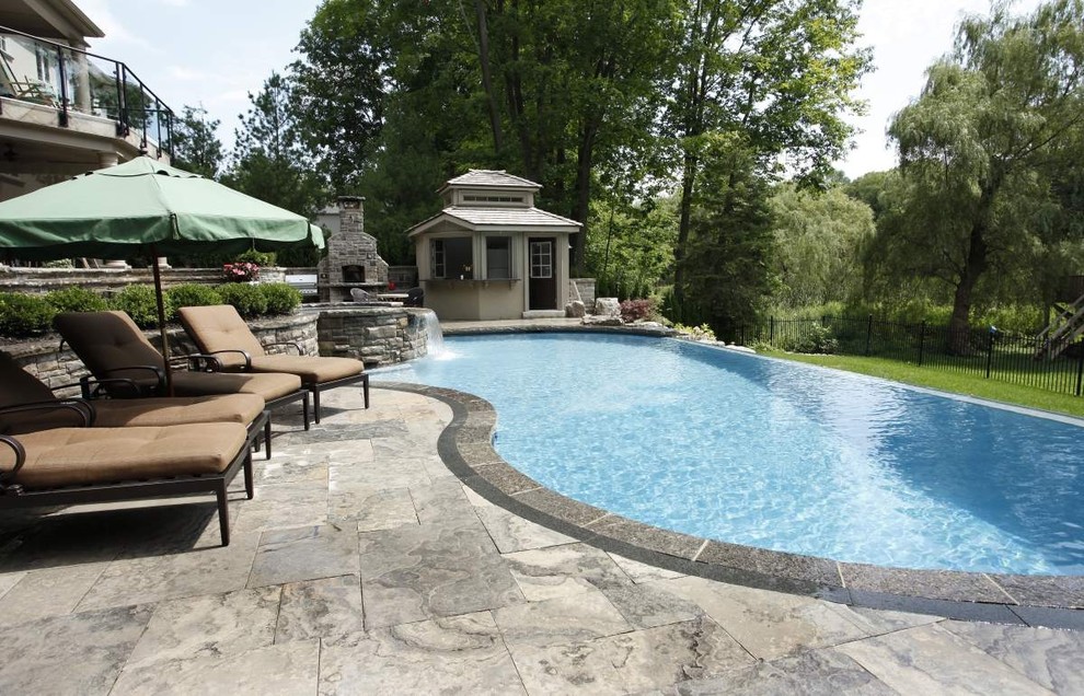 Foto de piscinas y jacuzzis infinitos actuales grandes a medida en patio trasero con adoquines de piedra natural