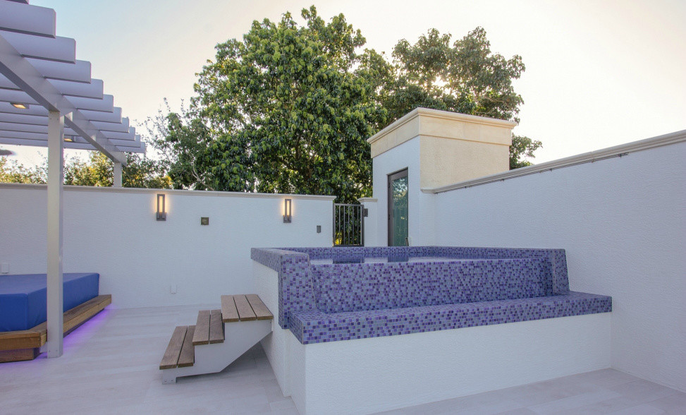 Foto di una piscina fuori terra design rettangolare dietro casa e di medie dimensioni con una vasca idromassaggio e pedane