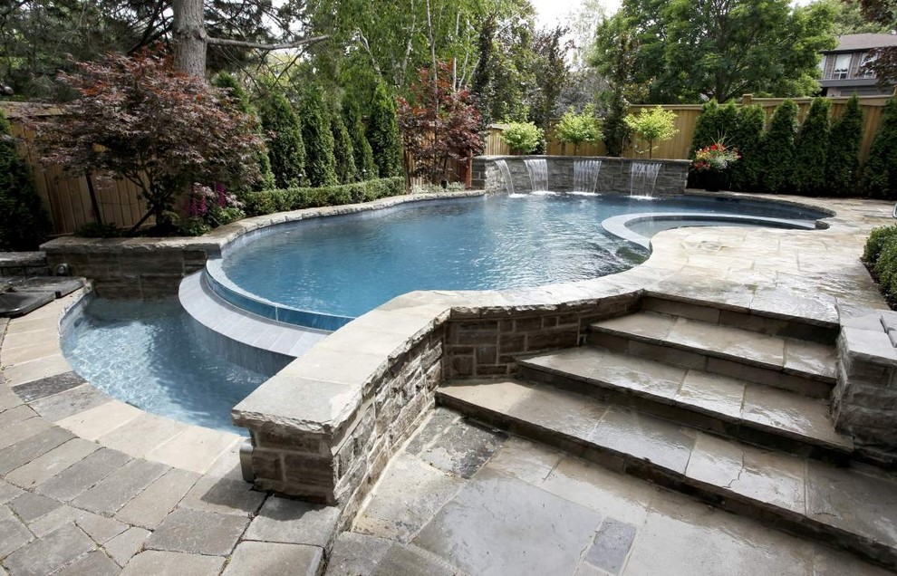 Idee per una piccola piscina a sfioro infinito contemporanea personalizzata dietro casa con fontane e pavimentazioni in pietra naturale