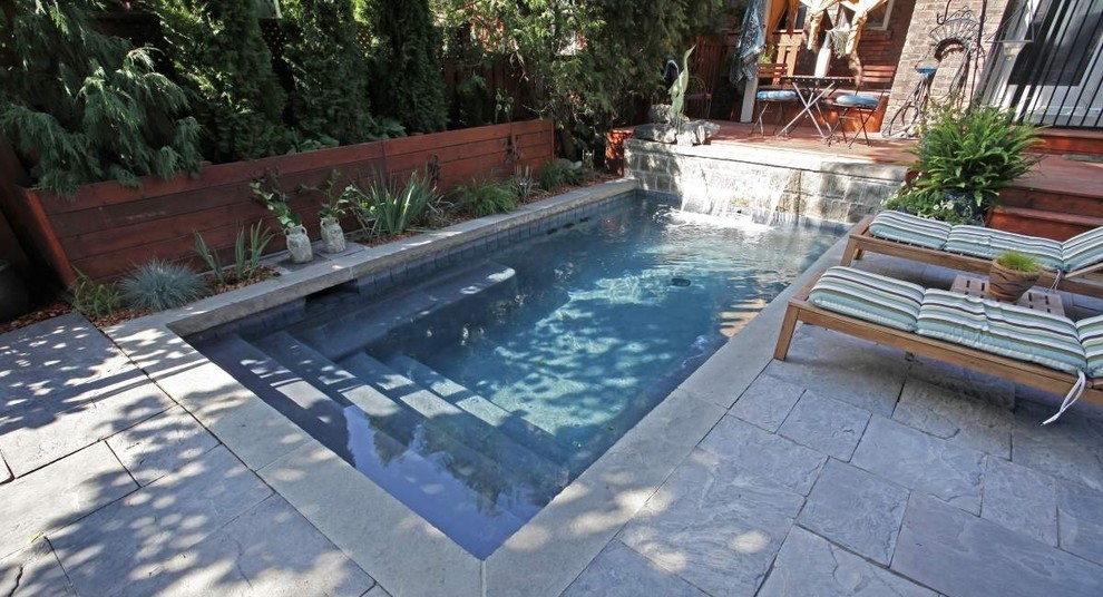 На фото: маленький спортивный, прямоугольный бассейн на заднем дворе в современном стиле с фонтаном и покрытием из каменной брусчатки для на участке и в саду