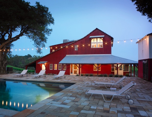 Großer Country Pool hinter dem Haus in rechteckiger Form mit Natursteinplatten in San Francisco
