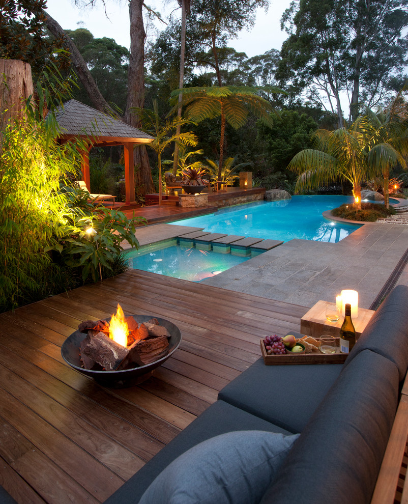Mittelgroßer Pool hinter dem Haus in individueller Form mit Natursteinplatten in Sydney